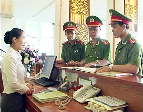 Công an phường Bãi Cháy (TP Hạ Long) kiểm tra việc khai báo lưu trú của khách du lịch tại các khách sạn, nhà nghỉ trên địa bàn.
