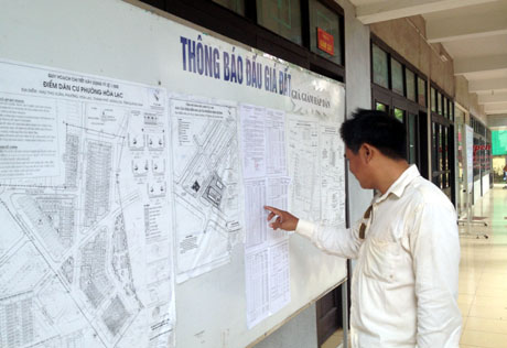 Người dân tìm hiểu thông tin các ô đất được đấu giá tại Trung tâm Phát triển Quỹ đất thành phố 