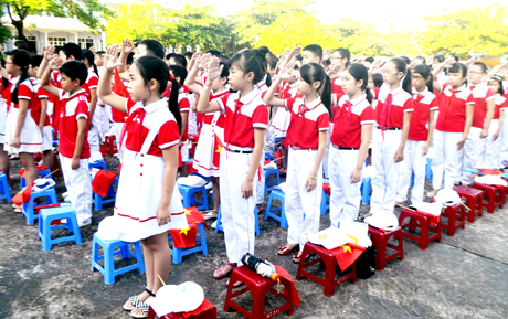 Học sinh Trường Tiểu học Trần Hưng Đạo (TP Hạ Long) tổng duyệt cho lễ khai giảng năm học 2014-2015.