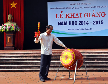 Đồng chí Đào Thanh Lưỡng, Tỉnh ủy viên, Bí thư Đảng ủy khối các cơ quan tỉnh đánh trống khai giảng năm học 2014-2015.