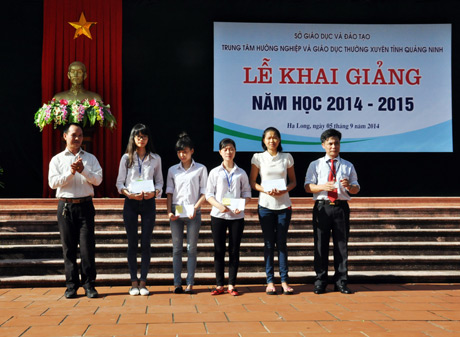 Lãnh đạo Trung tâm trao thưởng cho các em học sinh có thành tích xuất sắc trong năm học 2013-2014