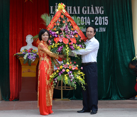 Đồng chí Đặng Huy Hậu, Phó Chủ tịch UBND tỉnh tặng hoa chúc mừng nhà trường trong năm học mới.