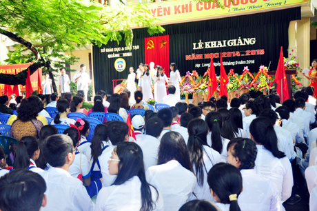 Quang cảnh lễ Khai giảng năm học mới tại trường THPT Hòn Gai.