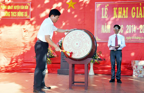 Đồng chí Vũ Ngọc Giao, Trưởng Ban Tuyên giáo Tỉnh ủy gióng trống khai giảng năm học mới tại Trường THCS Đông Xá (Vân Đồn).