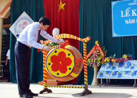 Chủ tịch HĐND tỉnh Nguyễn Đức Long dự lễ khai giảng năm học mới tại Trường THPT Nguyễn Tất Thành (TP Uông Bí)