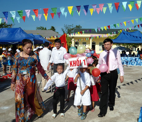 Đồng chí Nguyễn Xuân Ký, Tỉnh ủy viên, Bí thư Thành ủy Móng Cái (bên phải ảnh) dự lễ khai giảng tại Trường Tiêu học - THCS Bắc Sơn