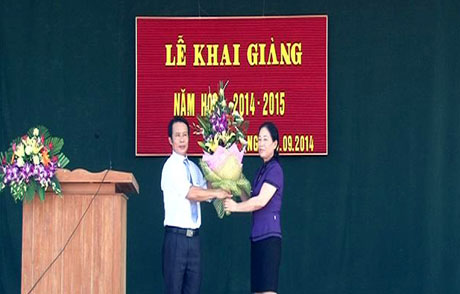 Đồng chí Lê Thị Thoa, Phó Bí thư, Chủ tịch HĐND huyện tặng hoa chúc mừng lễ khai giảng tại trường THPT Quảng Hà