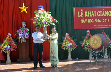 Đồng chí Đỗ Thông, Phó Chủ tịch Thường trực UBND tỉnh tặng hoa cho nhà trường nhân dịp khai giảng năm học mới.