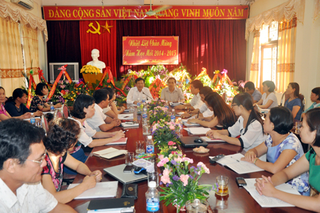 Quang cảnh buổi làm việc của Đồng chí Nguyễn Văn Đọc, Phó Bí thư Tỉnh ủy, Chủ tịch UBDN tỉnh với trường PTDT Nội trú tỉnh.