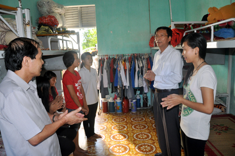 Đồng chí Nguyễn Văn Đọc, Phó Bí thư Tỉnh ủy, Chủ tịch UBND tỉnh hỏi thăm các em học sinh nhà trường.