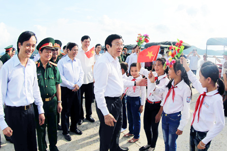 Chủ tịch Nước Trương Tấn Sang và các đồng chí lãnh đạo tỉnh với thiếu nhi xã đảo Ngọc Vừng (Vân Đồn), tháng 7-2014.