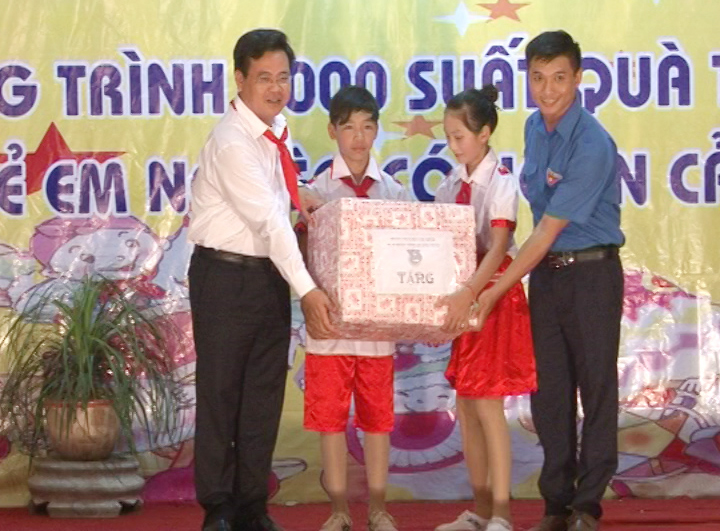 Hoang Ba Nam gives presents to disadvantaged children in Binh Lieu district. (Photo: QTV)