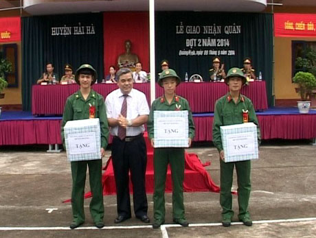 Lãnh đạo huyện Hải Hà tặng quà động viên các tân binh trước lúc lên đường nhập ngũ