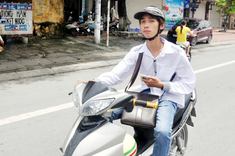 Tại cổng Trường THPT Hòn Gai, học sinh đi xe máy đến trường.