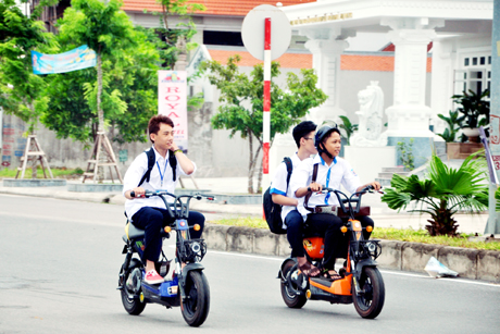 Tại gần cổng Trường THCS-THPT Lê Thánh Tông, học sinh đi xe đạp điện không đội MBH.