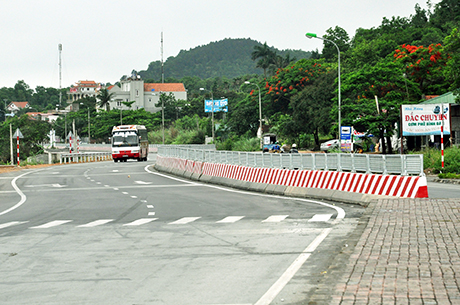 Hiện nay tỉnh cũng đang khẩn trương đầu tư xây dựng tuyến đường nối QL18 ra Khu công nghiệp cảng biển Hải Hà với tổng mức đầu tư trên 3.600 tỷ đồng, giai đoạn 1 của dự án đang gấp rút hoàn thành để phục vụ nhà đầu tư vào xây dựng nhà máy (ảnh 3).