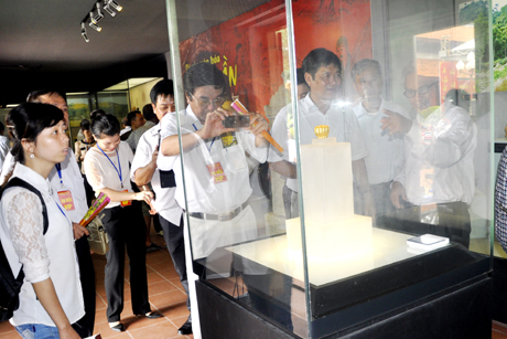 Các hiện vật nhà Trần thu hút sự quan tâm của nhiều du khách về dự hội.