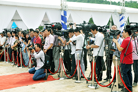 Các phóng viên tác nghiệp tại lễ khởi công.