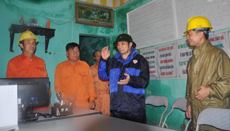Đồng chí Phạm Minh Chính, Bí thư Tỉnh ủy kiểm tra công tác phòng chống bão tại Cảng Cái Rồng.