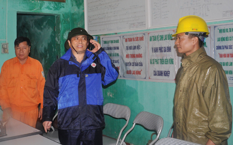 điện thoại chỉ đạo lãnh đạo Công ty Điện lực Quảng Ninh tăng cường đảm bảo điện phục vụ công tác phòng chống bão số 3.