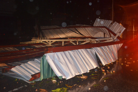 Tấm tôn của công trình xây dựng trên địa bàn TP Móng Cái bị đổ.