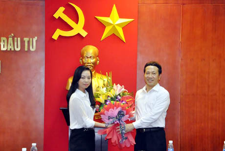 Đồng chí Nguyễn Văn Thành, Phó Chủ tịch UBND tỉnh trao quyết định bổ nhiệm cho đồng chí Vũ Thị Kim Chi.