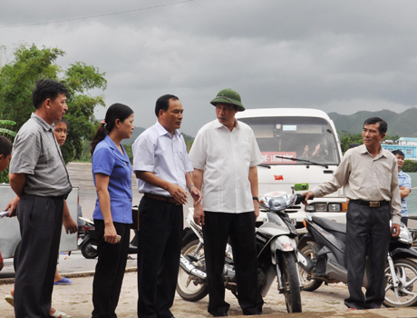 Đồng chí Nguyễn Đức Long, Phó Bí thư Tỉnh ủy, Chủ tịch HĐND tỉnh kiểm tra đập tràn trung tâm huyện Ba Chẽ.