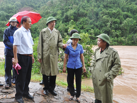Đồng chí Nguyễn Đức Long, Phó Bí thư Tỉnh ủy, Chủ tịch HĐND tỉnh kiểm tra tại thôn Khe Lạnh, xã Thanh Sơn (Ba Chẽ).