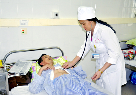 Kiểm tra sức khoẻ cho bệnh nhân tại Bệnh viện Đa khoa tỉnh.