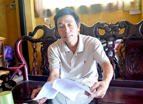 Ông Nguyễn Văn Ngọc trao đổi với phóng viên về nội dung khiếu nại của gia đình.