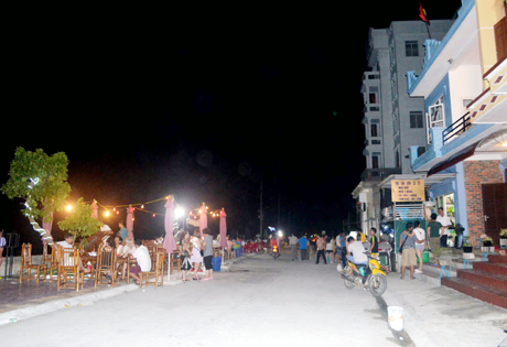 Đường bao biển của Cô Tô thu hút rất đông khách du lịch vào buổi tối.