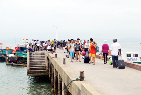 Cô Tô ngày càng thu hút nhiều khách vào mùa du lịch.