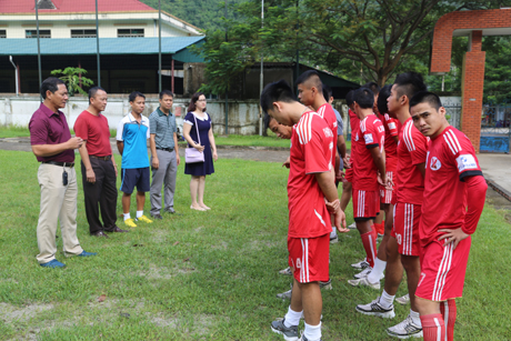 Ban lãnh đạo và HLV CLB bóng đá TQN dặn dò các cầu thủ trước khi bước vào luyện tập