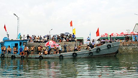 Ban Quản lý Vịnh Hạ Long tổ chức thi bơi và cứu người bị nạn trên biển