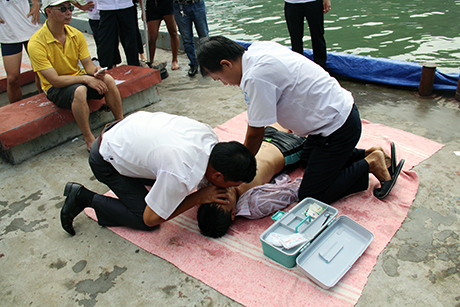 Thi thực hành hô hấp nhân tạo, sơ cứu người bị ngạt nước.