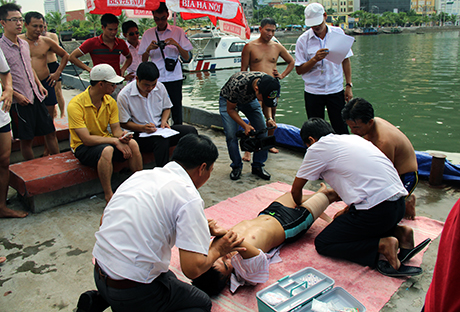 Ban giám khảo theo sát các đội trong phần thi băng bó cứu thương.