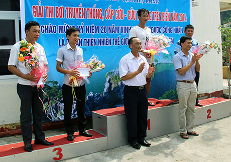 Lãnh đạo LĐLĐ tỉnh cùng lãnh đạo Ban trao giải cho người đoạt giải.