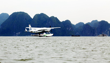 Chiếc thuỷ phi cơ nhẹ nhàng rời mặt nước để bắt đầu hành trình khám phá Hạ Long từ trên cao.