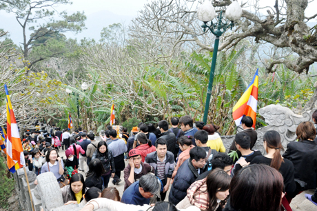 Khách du lịch hành hương về Yên Tử trong mùa lễ hội 2014.