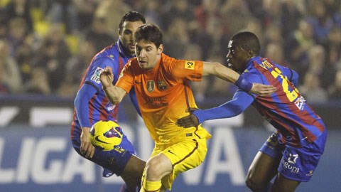  Quá khó để Levante (áo sọc) ngăn cản được bước tiến của Messi và đồng đội