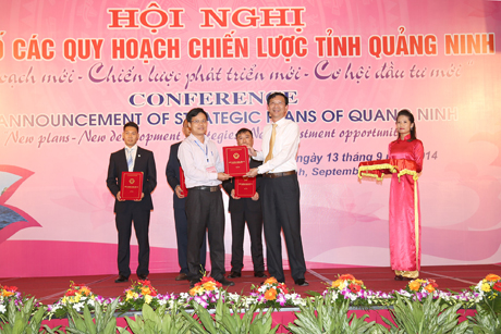 Tại Hội nghị công bố các quy hoạch chiến lược, đồng chí Nguyễn Văn Đọc, Chủ tịch UBND tỉnh đã trao giấy chứng nhận đầu tư cho các nhà đầu tư.