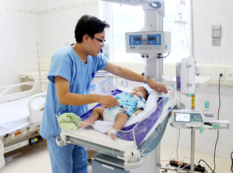 Bác sỹ Dương Văn Linh, Trưởng Khoa Hồi sức cấp cứu đang điều trị cho bệnh nhi.