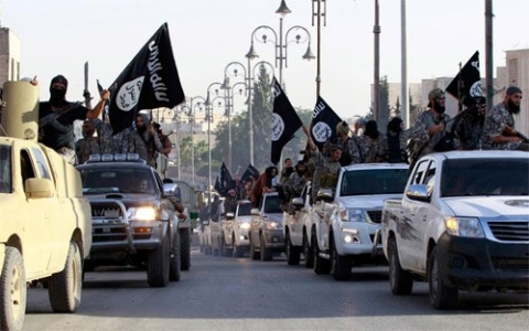 Phiến quân IS phô trương sức mạnh quân sự và tài chính của mình (Ảnh AP)
