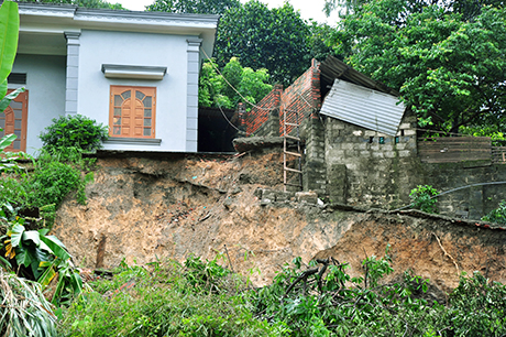Nhà ở của các hộ dân thuộc tổ 11, khu 5, phường Hà Tu có nguy cơ sụp đổ cao trong mùa mưa bão.