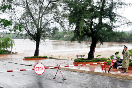 Huyện Tiên Yên lập barie và cử lực lượng xung kích trực gác tại 2 đầu đường tràn thị trấn Tiên Yên để cảnh báo và ngăn cấm người dân qua lại trong cơn bão số 3.