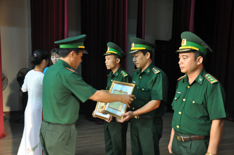 Đại tá Lê Đức Thái, Chỉ huy trưởng Bộ Chỉ huy BĐBP tỉnh trao giấy khen cho các tập thể, cá nhân có thành tích xuất sắc trong  thực hiện Cuộc vận động 50.