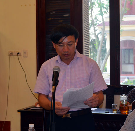 Đồng chí Nguyễn Xuân Ký, Bí thư Thành ủy Móng Cái báo cáo tại hội nghị