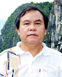 Vịnh Hạ Long làm say lòng các nhà báo nước bạn Lào
