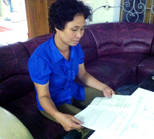 Bà Liễu trình bày với phóng viên về việc cấp GCNQSDĐ trái quy định cho gia đình ông Thảo ảnh hưởng đến quyền lợi của gia đình.