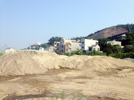 Bãi tập kết cát trái phép quy mô lớn nằm ngay sát khu dân cư Cienco5, phường Yết Kiêu (TP Hạ Long).